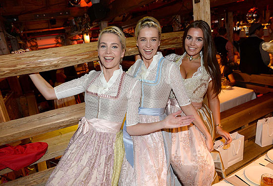 Julia Meise (li) mit Schwester Nina Meise (Zwillinge) und Nadine Mirada (Curvy Model)  bei der 1. &bdquo;AlpenHerz&ldquo; Wiesn von Designerin Sandra Abt im K&auml;fer Zelt (&copy;Foto: Agentur Schneider-Press//Frank Rollitz)